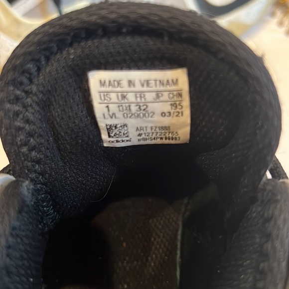 Adidas Youth Basketball Shoes Size 1 - Picture 8 of 8